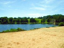Le lac de notre village, avec plage de sable, est seulement à 10 minutes de marche